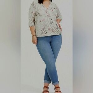 🇺🇦 Torrid Super Soft Floral Wrap Top